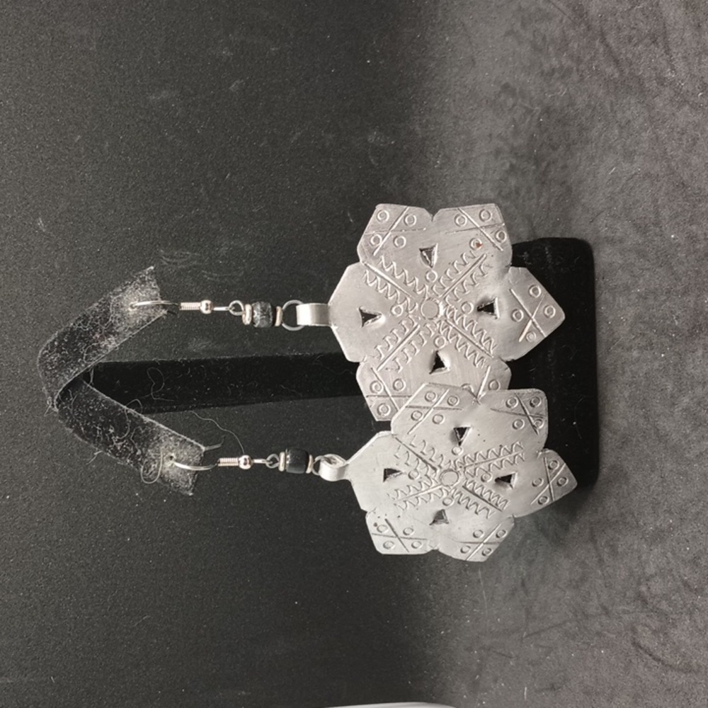 DELETING SOON! large vintage silver tone snowflake earrings